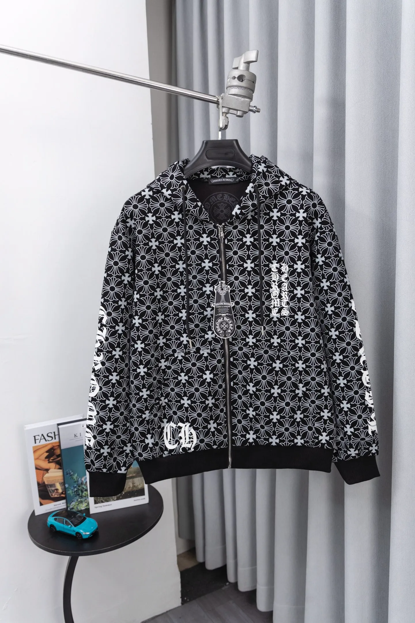 P310 Style No.: M022 𝐂𝐇𝐑𝐎𝐌𝐄 𝐇𝐄𝐀𝐑𝐓𝐒/Cro Heart Hooded 23FW new full printed Sanskrit open and close sweatshirt Full dark pattern print as the backing to show a sense of mystery Sanskrit embroidery on the front chest Metal zipper closure Classic Sanskrit print design on both arms Classic big horseshoe print on the back, overall high-end and versatile, same style for men and women Size: S-XL